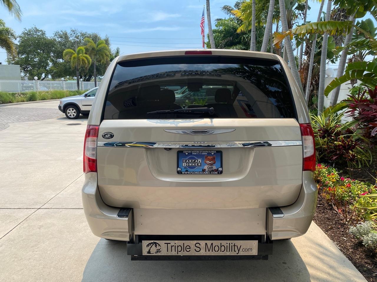 2016 Chrysler Town & Country REAR DOOR, HANDICAP RAMP LOW MILES 58,632 Pompano Beach FL