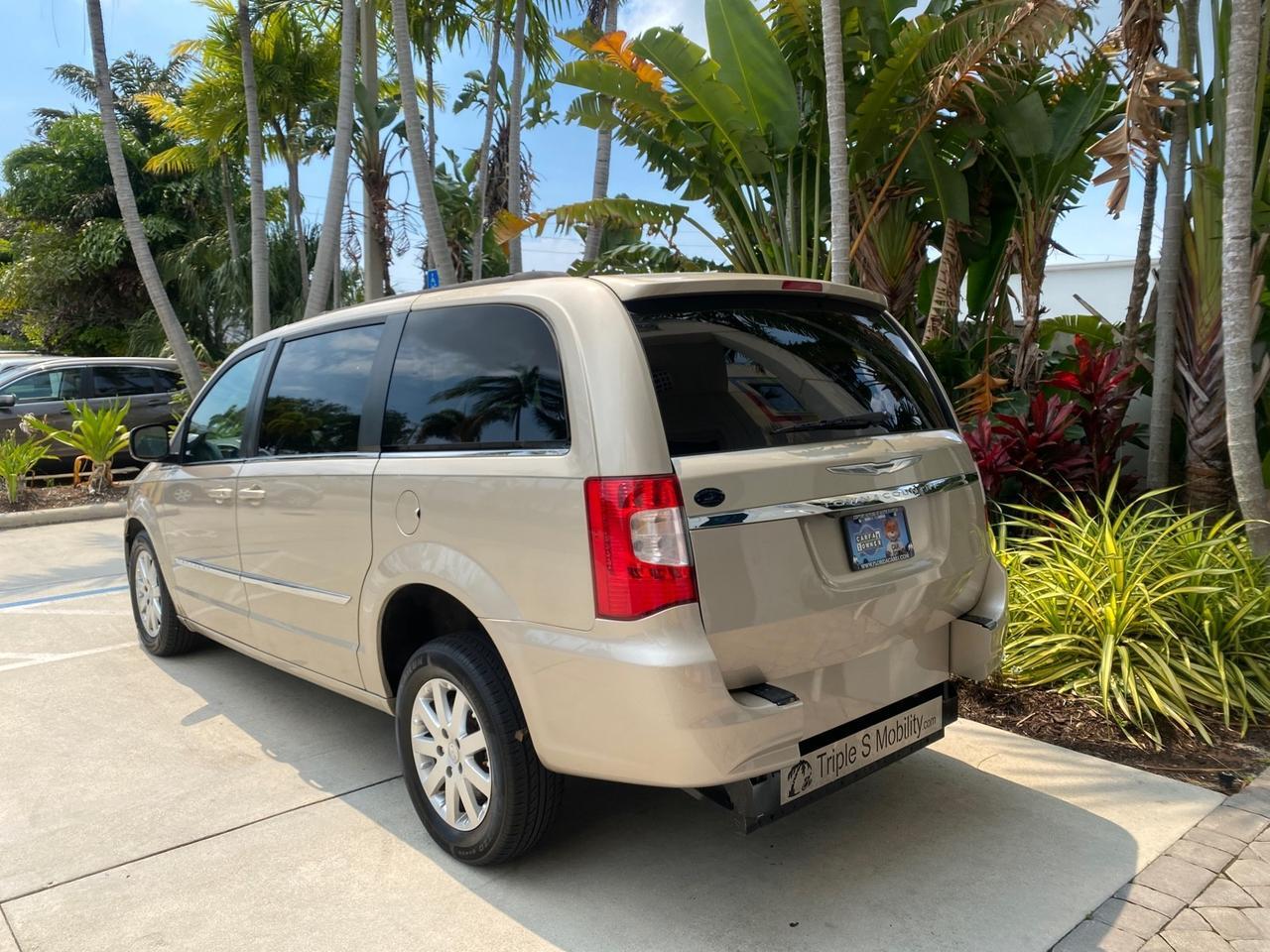 2016 Chrysler Town & Country REAR DOOR, HANDICAP RAMP LOW MILES 58,632 Pompano Beach FL
