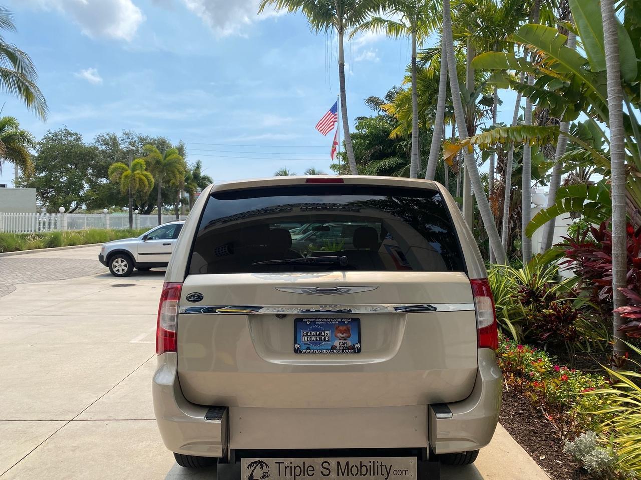 2016 Chrysler Town & Country REAR DOOR, HANDICAP RAMP LOW MILES 58,632 Pompano Beach FL
