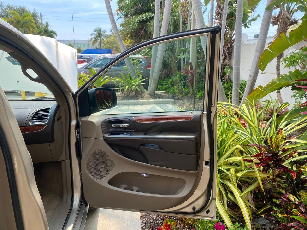 2016 Chrysler Town & Country REAR DOOR, HANDICAP RAMP LOW MILES 58,632 Pompano Beach FL