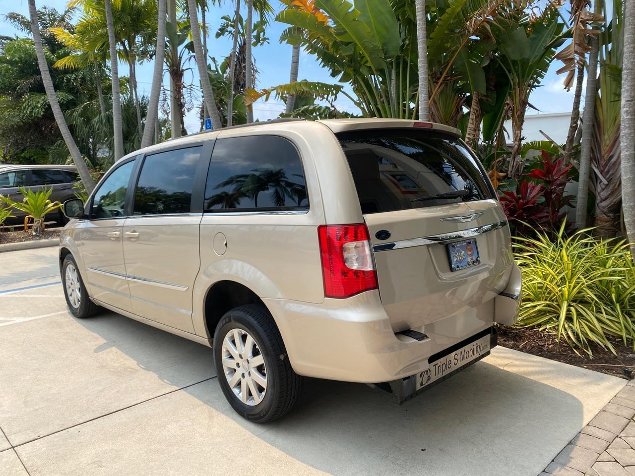 2016 Chrysler Town & Country REAR DOOR, HANDICAP RAMP LOW MILES 58,632 Pompano Beach FL