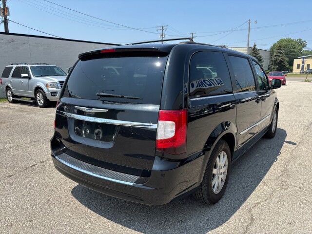 2016 Chrysler Town & Country Touring Cleveland OH