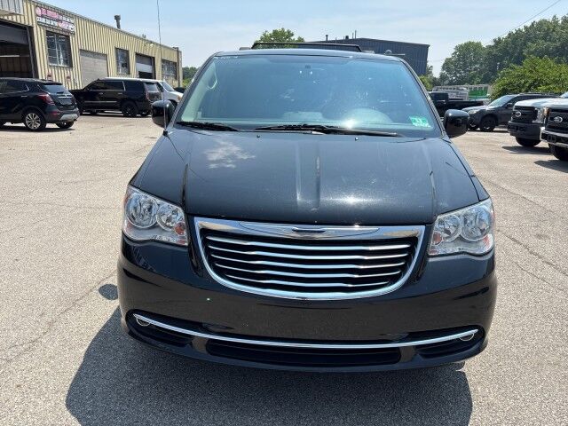 2016 Chrysler Town & Country Touring Cleveland OH
