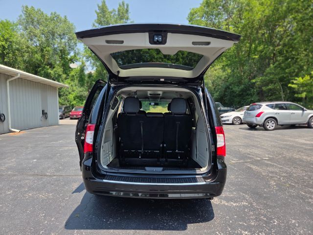 2016 Chrysler Town & Country Touring Elgin IL