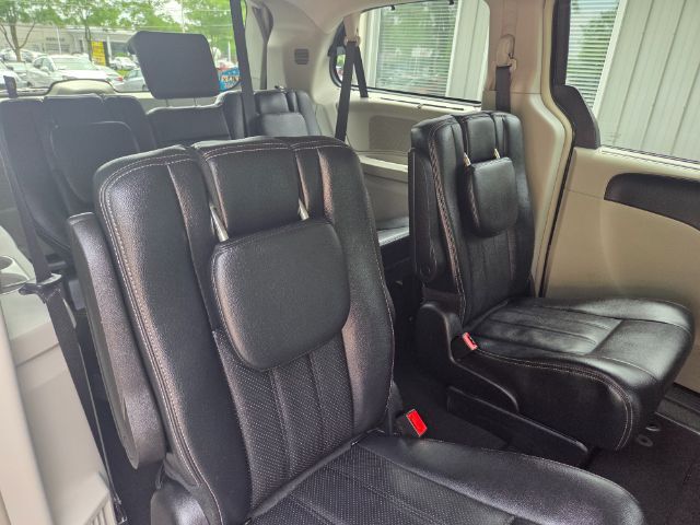2016 Chrysler Town & Country Touring-L Elgin IL