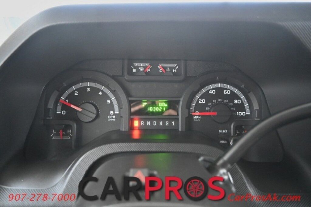 2016 Ford 230CB LEPRECHAUN - 6.8L V10 Triton - 4.0 kW Onan Generator - 3 Burner Stove - Microwave - Refridgerator - Sleeps 7 - Power Awning - Bathroom w/ Shower - Queen Bed - Tow Package Anchorage AK