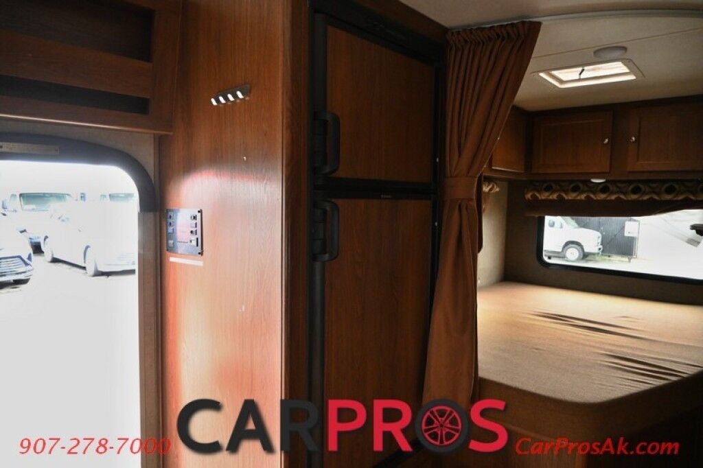 2016 Ford 230CB LEPRECHAUN - 6.8L V10 Triton - 4.0 kW Onan Generator - 3 Burner Stove - Microwave - Refridgerator - Sleeps 7 - Power Awning - Bathroom w/ Shower - Queen Bed - Tow Package Anchorage AK