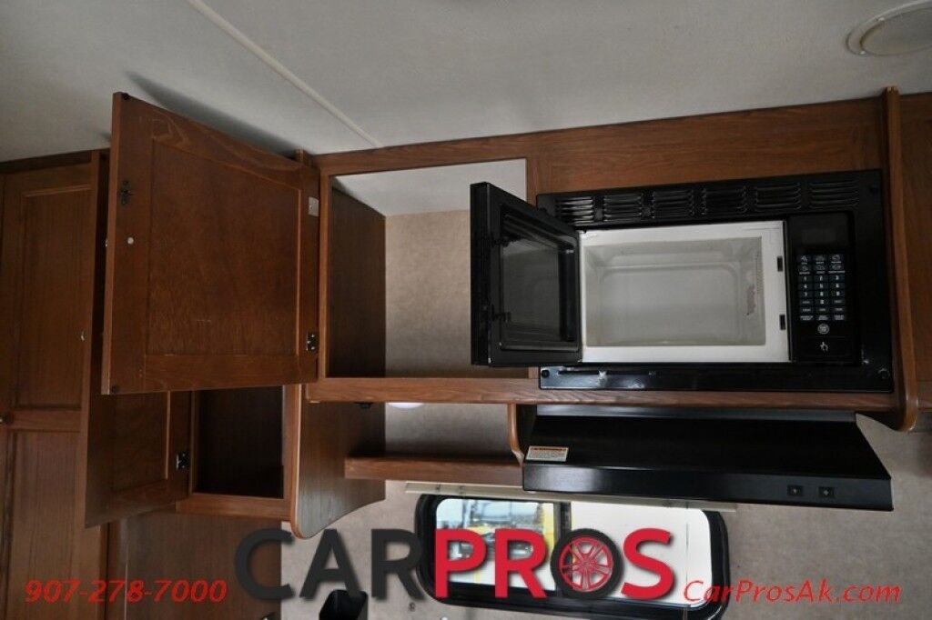 2016 Ford 230CB LEPRECHAUN - 6.8L V10 Triton - 4.0 kW Onan Generator - 3 Burner Stove - Microwave - Refridgerator - Sleeps 7 - Power Awning - Bathroom w/ Shower - Queen Bed - Tow Package Anchorage AK