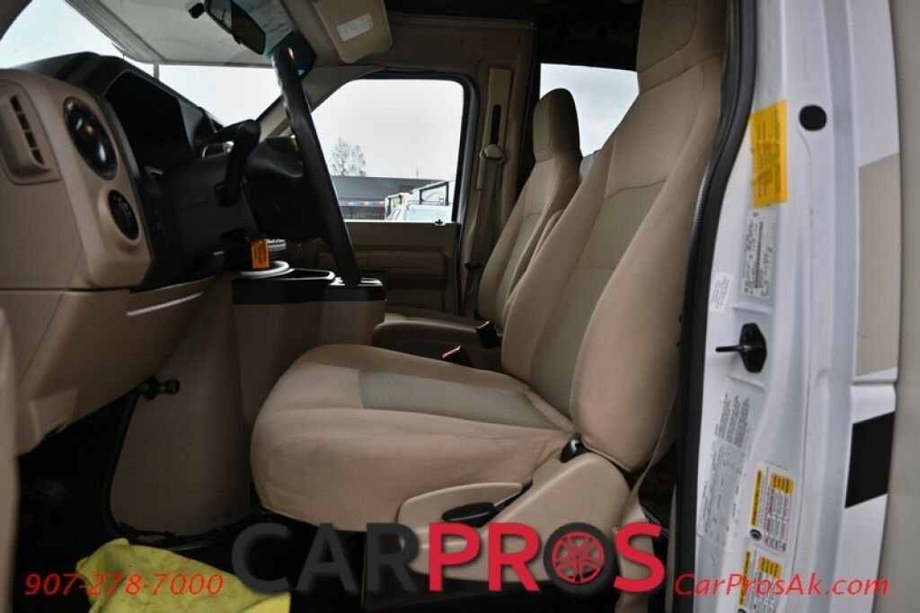 2016 Ford 230CB LEPRECHAUN - 6.8L V10 Triton - 4.0 kW Onan Generator - 3 Burner Stove - Microwave - Refridgerator - Sleeps 7 - Power Awning - Bathroom w/ Shower - Queen Bed - Tow Package Anchorage AK