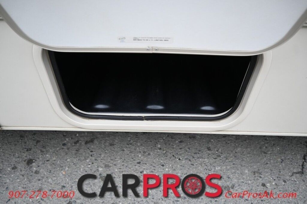 2016 Ford 230CB LEPRECHAUN - 6.8L V10 Triton - 4.0 kW Onan Generator - 3 Burner Stove - Microwave - Refridgerator - Sleeps 7 - Power Awning - Bathroom w/ Shower - Queen Bed - Tow Package Anchorage AK