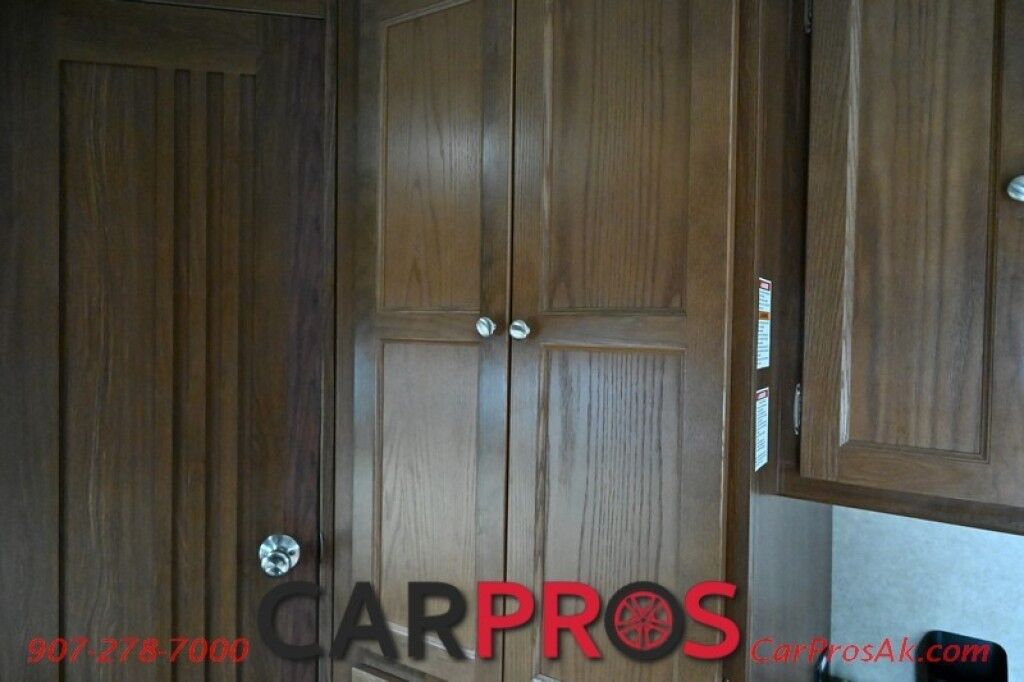 2016 Ford 230CB LEPRECHAUN - 6.8L V10 Triton - 4.0 kW Onan Generator - 3 Burner Stove - Microwave - Refridgerator - Sleeps 7 - Power Awning - Bathroom w/ Shower - Queen Bed - Tow Package Anchorage AK