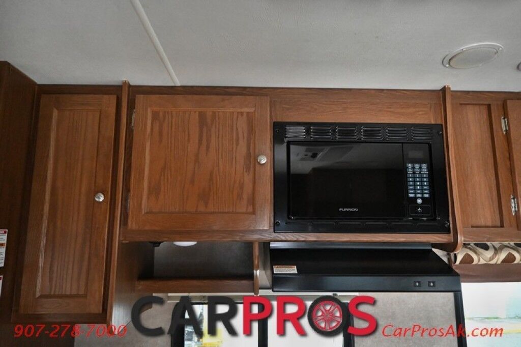 2016 Ford 230CB LEPRECHAUN - 6.8L V10 Triton - 4.0 kW Onan Generator - 3 Burner Stove - Microwave - Refridgerator - Sleeps 7 - Power Awning - Bathroom w/ Shower - Queen Bed - Tow Package Anchorage AK