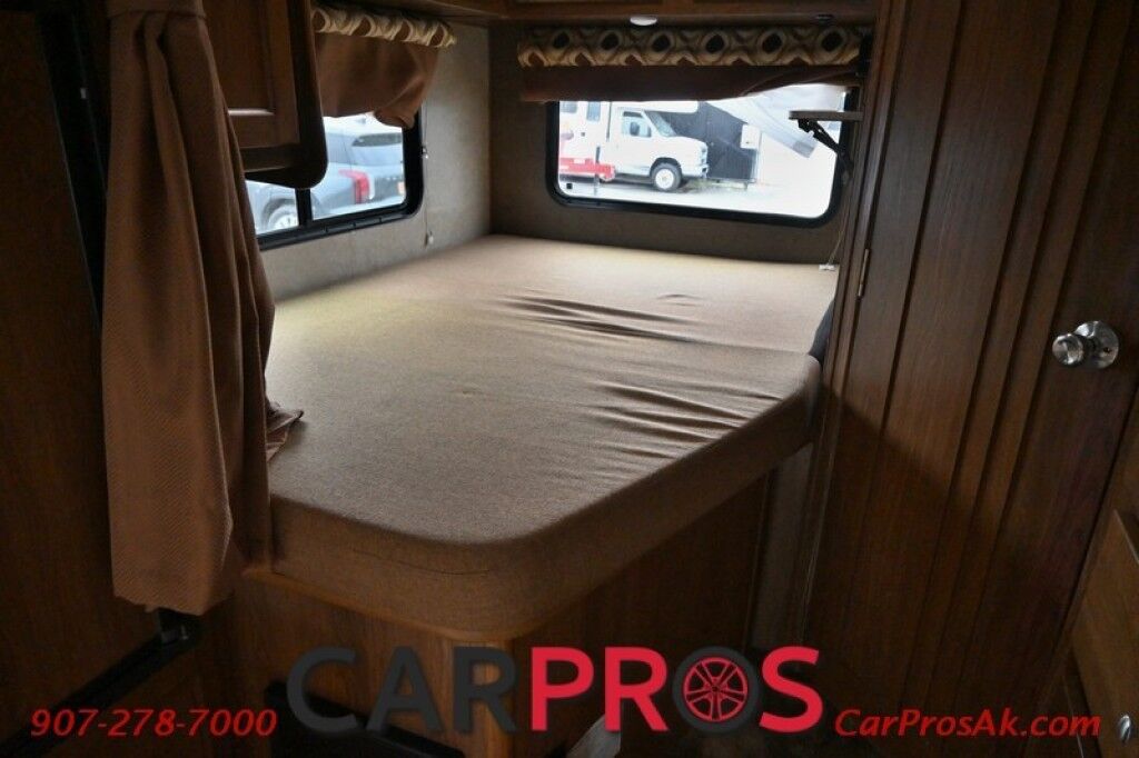 2016 Ford 230CB LEPRECHAUN - 6.8L V10 Triton - 4.0 kW Onan Generator - 3 Burner Stove - Microwave - Refridgerator - Sleeps 7 - Power Awning - Bathroom w/ Shower - Queen Bed - Tow Package Anchorage AK