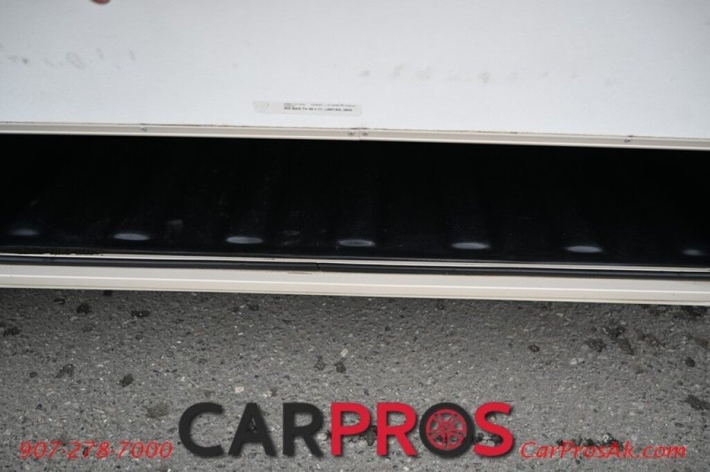 2016 Ford 230CB LEPRECHAUN - 6.8L V10 Triton - 4.0 kW Onan Generator - 3 Burner Stove - Microwave - Refridgerator - Sleeps 7 - Power Awning - Bathroom w/ Shower - Queen Bed - Tow Package Anchorage AK