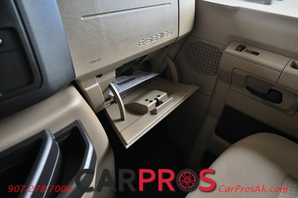 2016 Ford 230CB LEPRECHAUN - 6.8L V10 Triton - 4.0 kW Onan Generator - 3 Burner Stove - Microwave - Refridgerator - Sleeps 7 - Power Awning - Bathroom w/ Shower - Queen Bed - Tow Package Anchorage AK