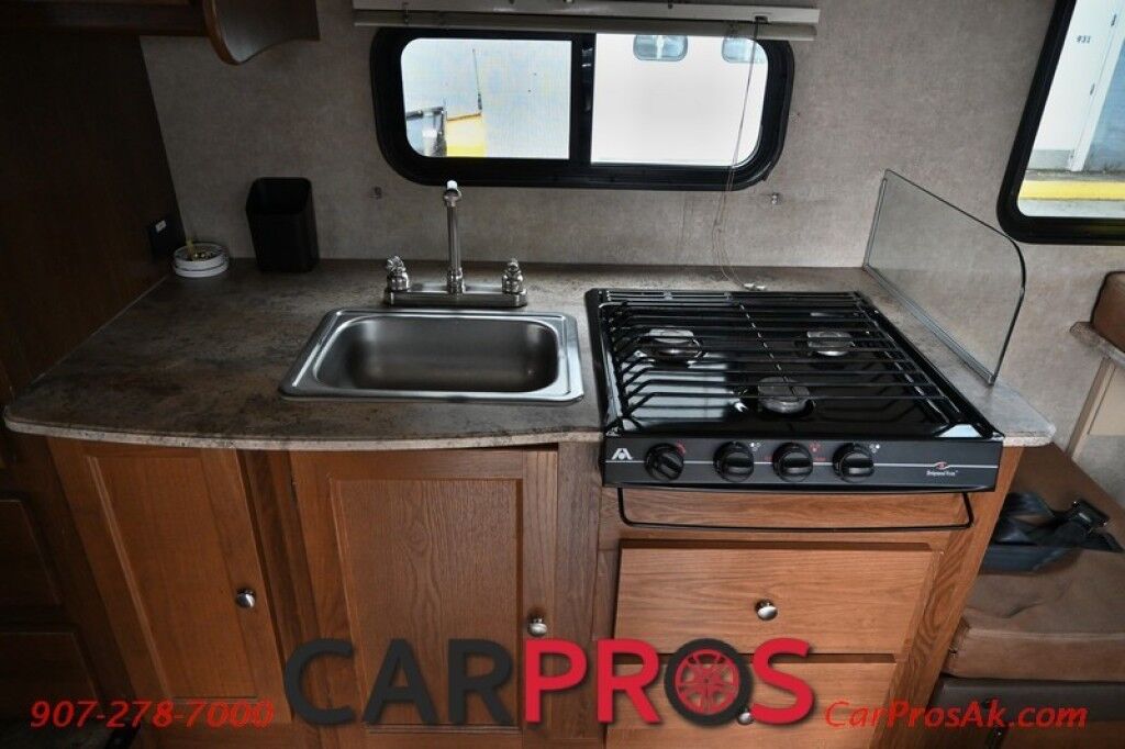 2016 Ford 230CB LEPRECHAUN - 6.8L V10 Triton - 4.0 kW Onan Generator - 3 Burner Stove - Microwave - Refridgerator - Sleeps 7 - Power Awning - Bathroom w/ Shower - Queen Bed - Tow Package Anchorage AK