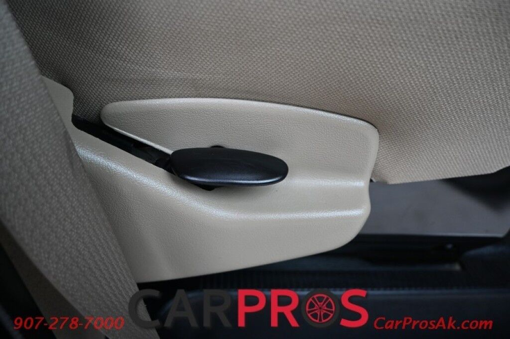 2016 Ford 230CB LEPRECHAUN - 6.8L V10 Triton - 4.0 kW Onan Generator - 3 Burner Stove - Microwave - Refridgerator - Sleeps 7 - Power Awning - Bathroom w/ Shower - Queen Bed - Tow Package Anchorage AK