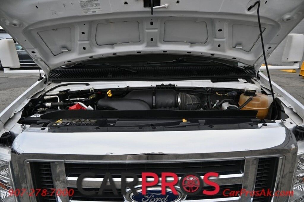 2016 Ford 230CB LEPRECHAUN - 6.8L V10 Triton - 4.0 kW Onan Generator - 3 Burner Stove - Microwave - Refridgerator - Sleeps 7 - Power Awning - Bathroom w/ Shower - Queen Bed - Tow Package Anchorage AK