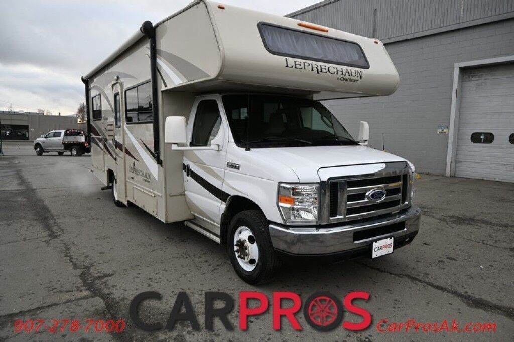 2016 Ford 230CB LEPRECHAUN - 6.8L V10 Triton - 4.0 kW Onan Generator - 3 Burner Stove - Microwave - Refridgerator - Sleeps 7 - Power Awning - Bathroom w/ Shower - Queen Bed - Tow Package