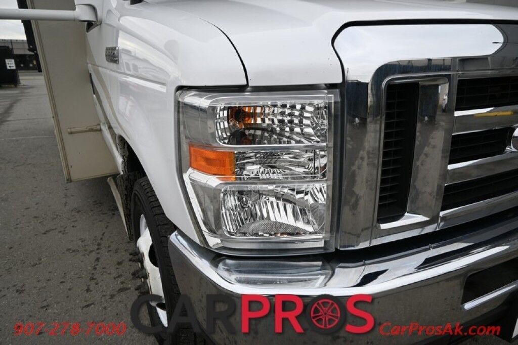 2016 Ford 230CB LEPRECHAUN - 6.8L V10 Triton - 4.0 kW Onan Generator - 3 Burner Stove - Microwave - Refridgerator - Sleeps 7 - Power Awning - Bathroom w/ Shower - Queen Bed - Tow Package Anchorage AK