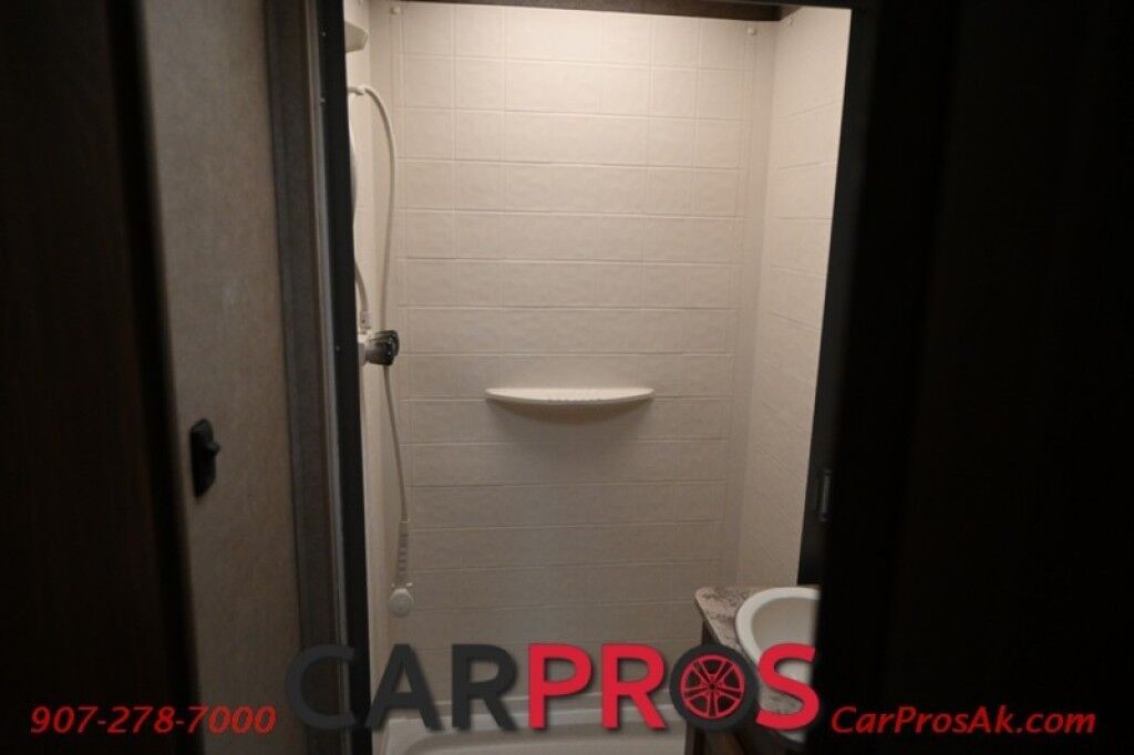 2016 Ford 230CB LEPRECHAUN - 6.8L V10 Triton - 4.0 kW Onan Generator - 3 Burner Stove - Microwave - Refridgerator - Sleeps 7 - Power Awning - Bathroom w/ Shower - Queen Bed - Tow Package Anchorage AK