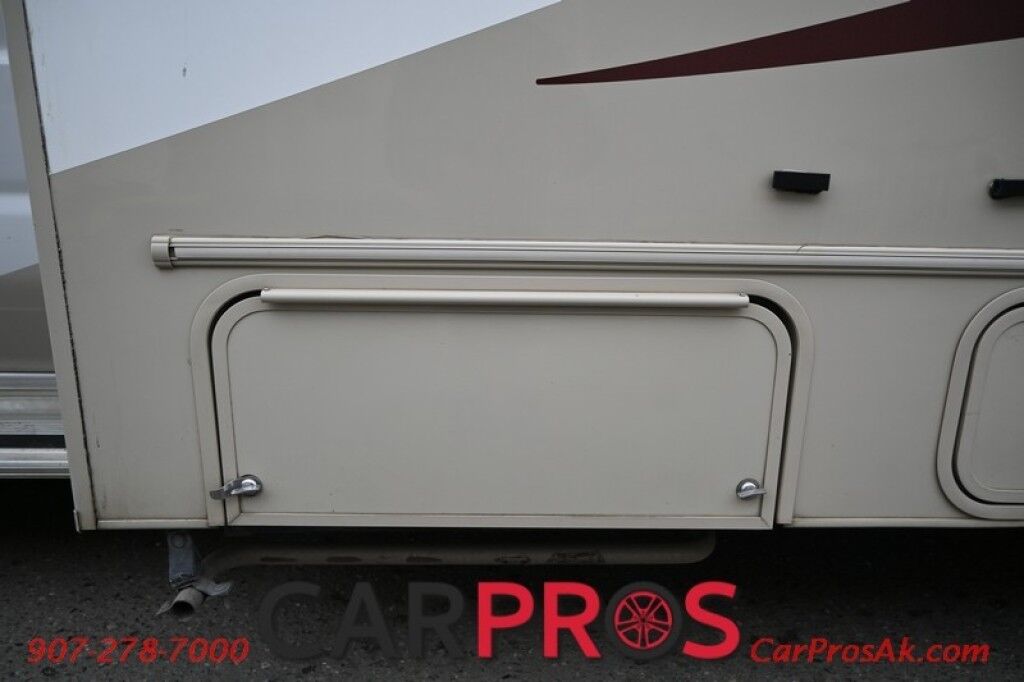 2016 Ford 230CB LEPRECHAUN - 6.8L V10 Triton - 4.0 kW Onan Generator - 3 Burner Stove - Microwave - Refridgerator - Sleeps 7 - Power Awning - Bathroom w/ Shower - Queen Bed - Tow Package Anchorage AK