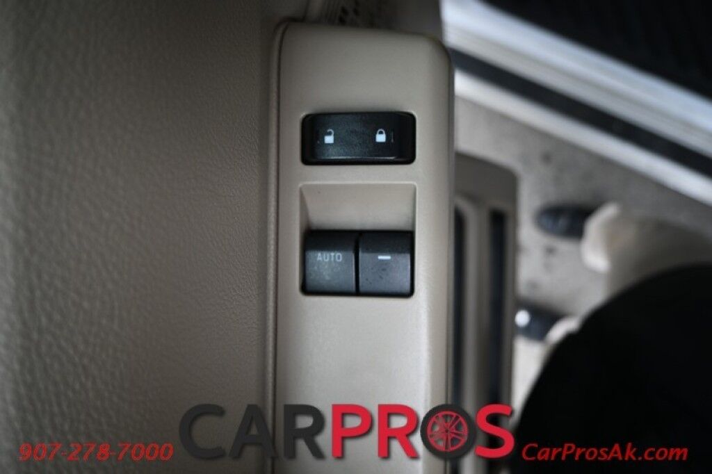 2016 Ford 230CB LEPRECHAUN - 6.8L V10 Triton - 4.0 kW Onan Generator - 3 Burner Stove - Microwave - Refridgerator - Sleeps 7 - Power Awning - Bathroom w/ Shower - Queen Bed - Tow Package Anchorage AK