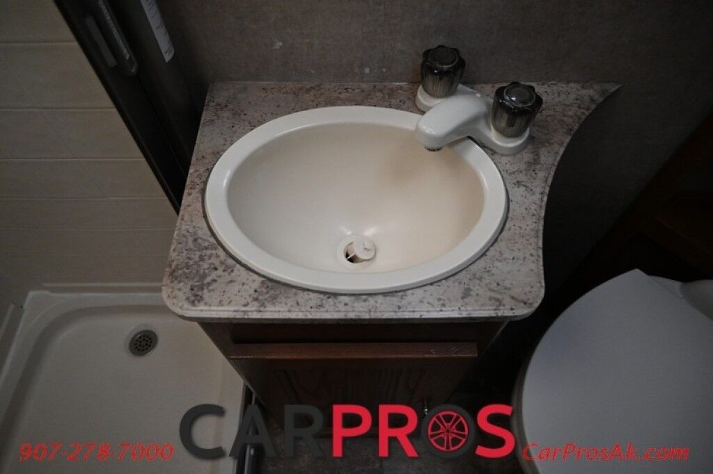 2016 Ford 230CB LEPRECHAUN - 6.8L V10 Triton - 4.0 kW Onan Generator - 3 Burner Stove - Microwave - Refridgerator - Sleeps 7 - Power Awning - Bathroom w/ Shower - Queen Bed - Tow Package Anchorage AK