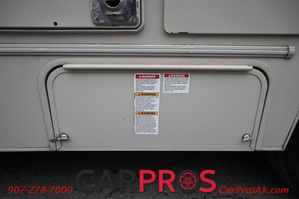 2016 Ford 230CB LEPRECHAUN - 6.8L V10 Triton - 4.0 kW Onan Generator - 3 Burner Stove - Microwave - Refridgerator - Sleeps 7 - Power Awning - Bathroom w/ Shower - Queen Bed - Tow Package Anchorage AK