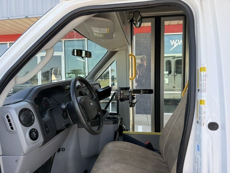 2016 Ford E-450 Passenger Bus w/ Wheelchair Lift Collinsville OK