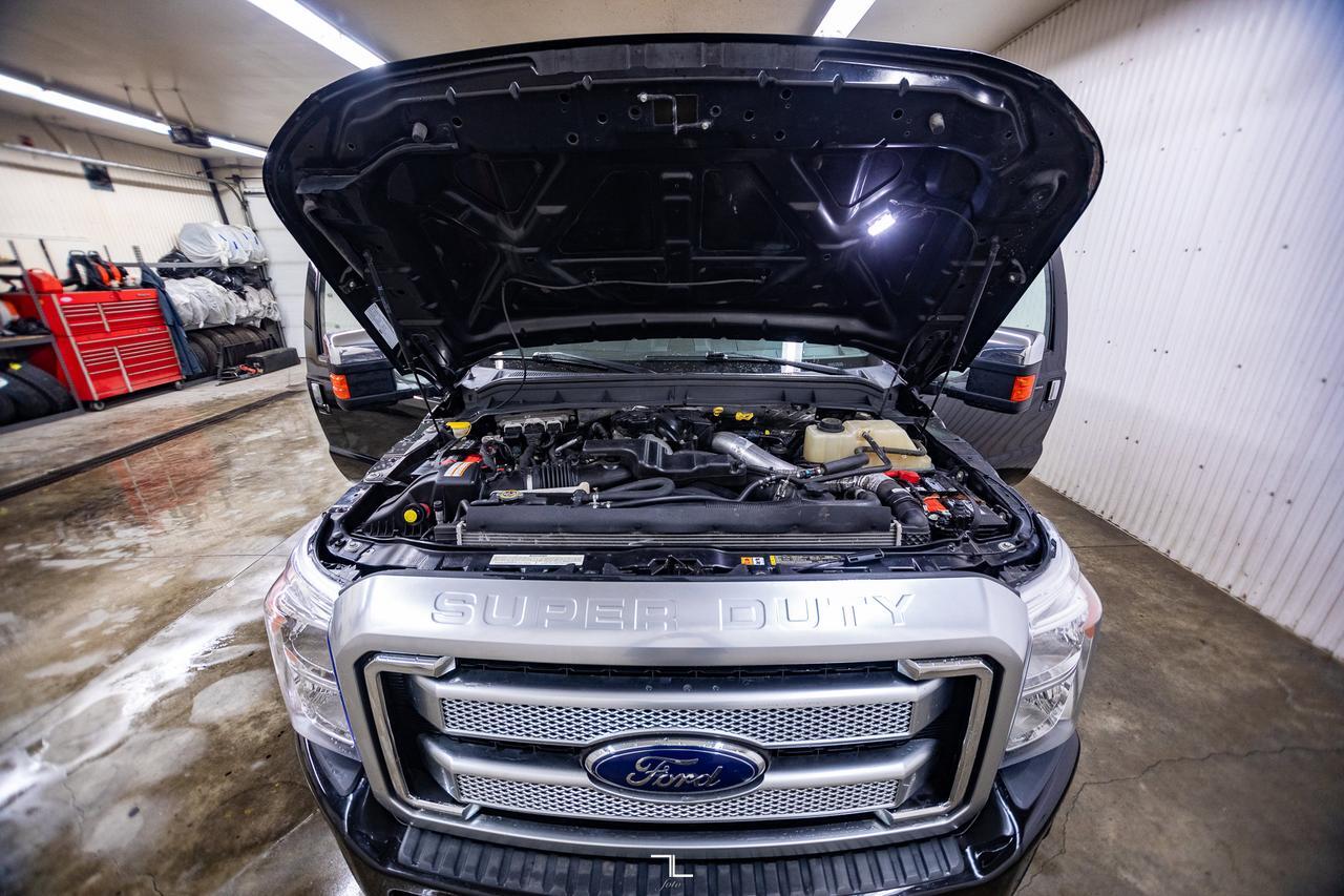 2016 Ford F-350 4x4 Crew Cab Platinum Diesel Leather Roof Nav Red Deer AB