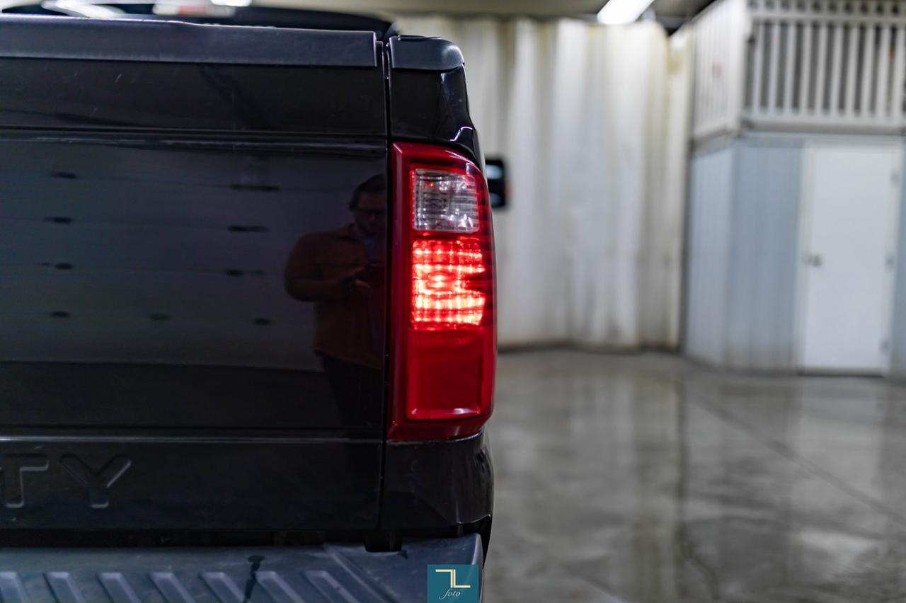 2016 Ford F-350 4x4 Crew Cab XLT Diesel Red Deer AB