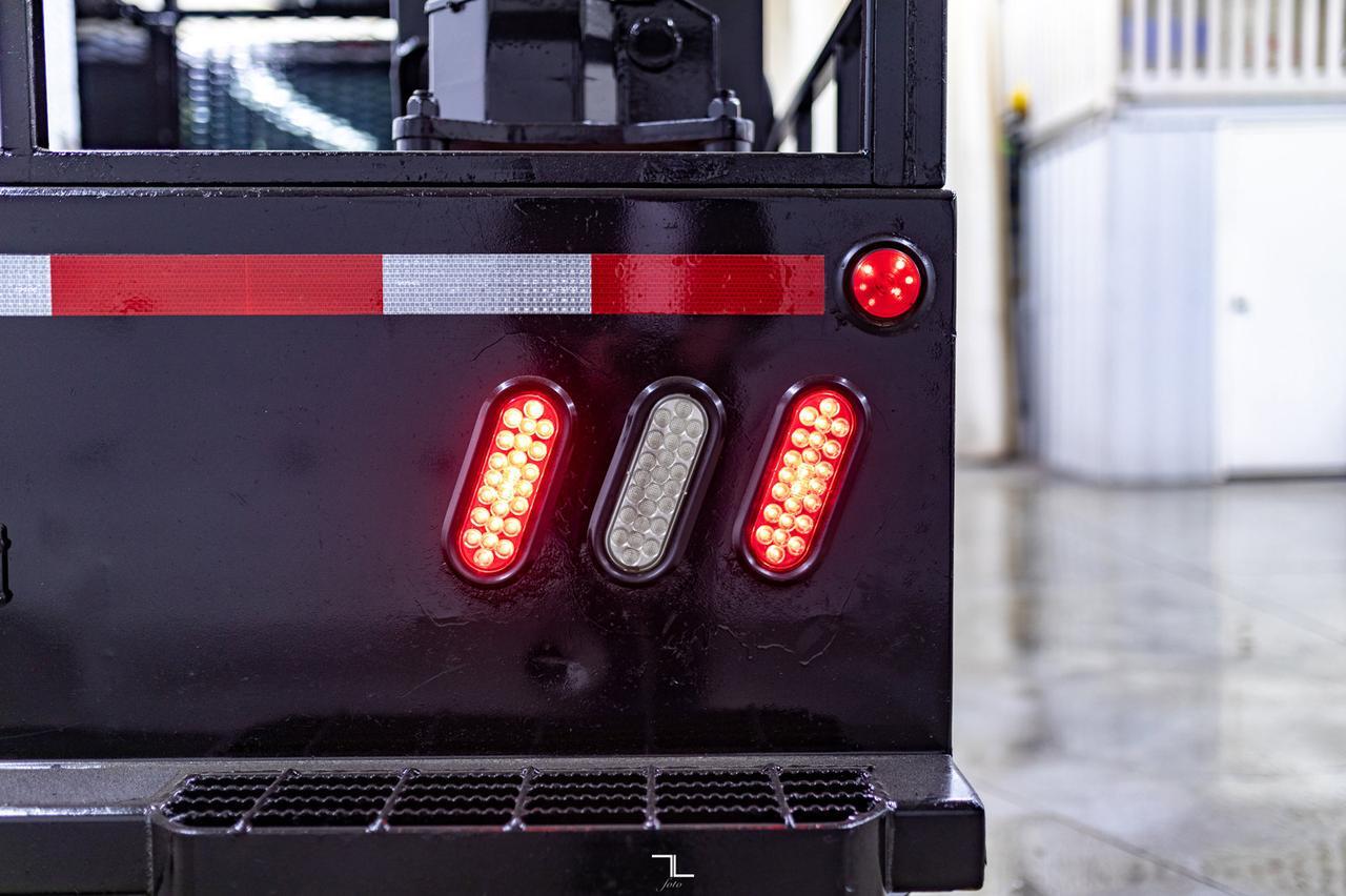 2016 Ford F-550 4x4 Crew Cab XLT Picker Diesel Red Deer AB