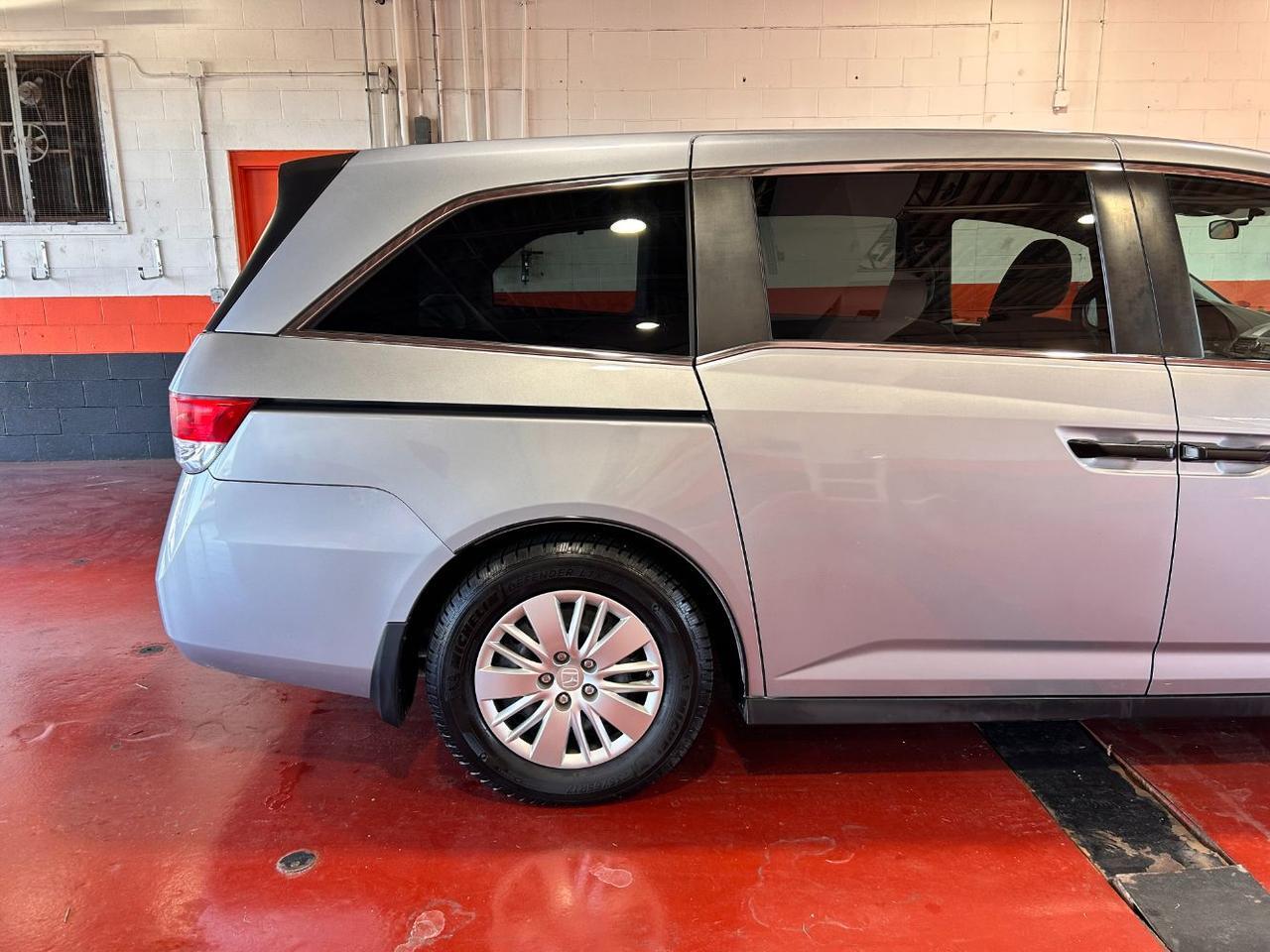 2016 Honda Odyssey LX photo 4