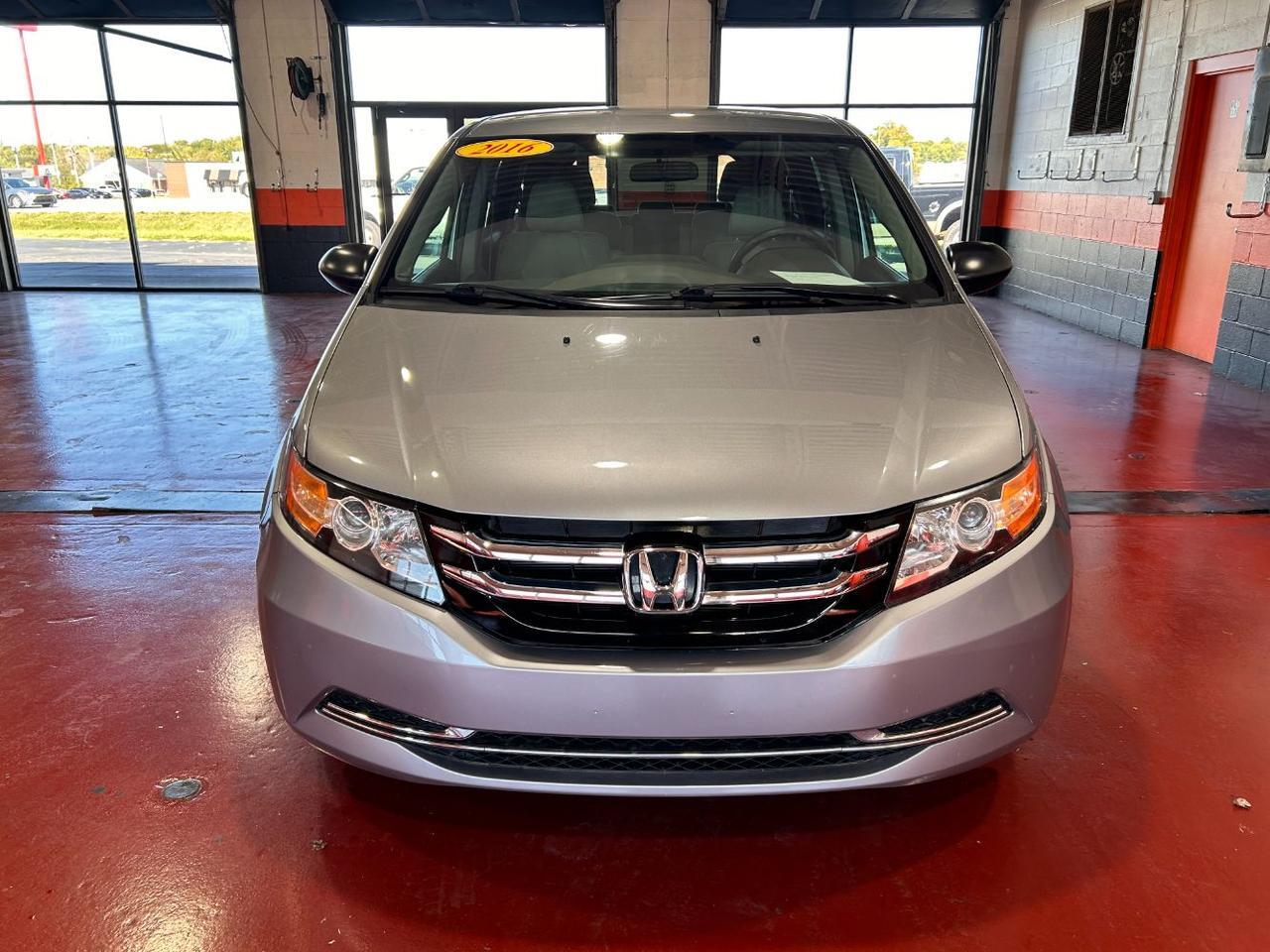2016 Honda Odyssey LX photo 3