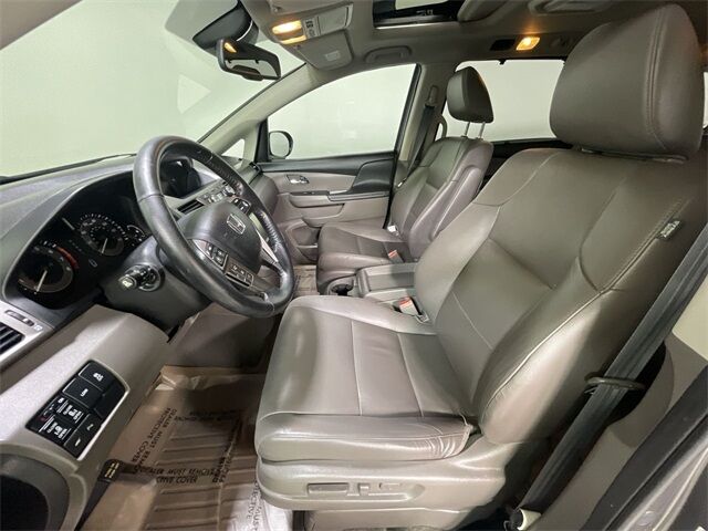 2016 Honda Odyssey Touring Elite photo 3