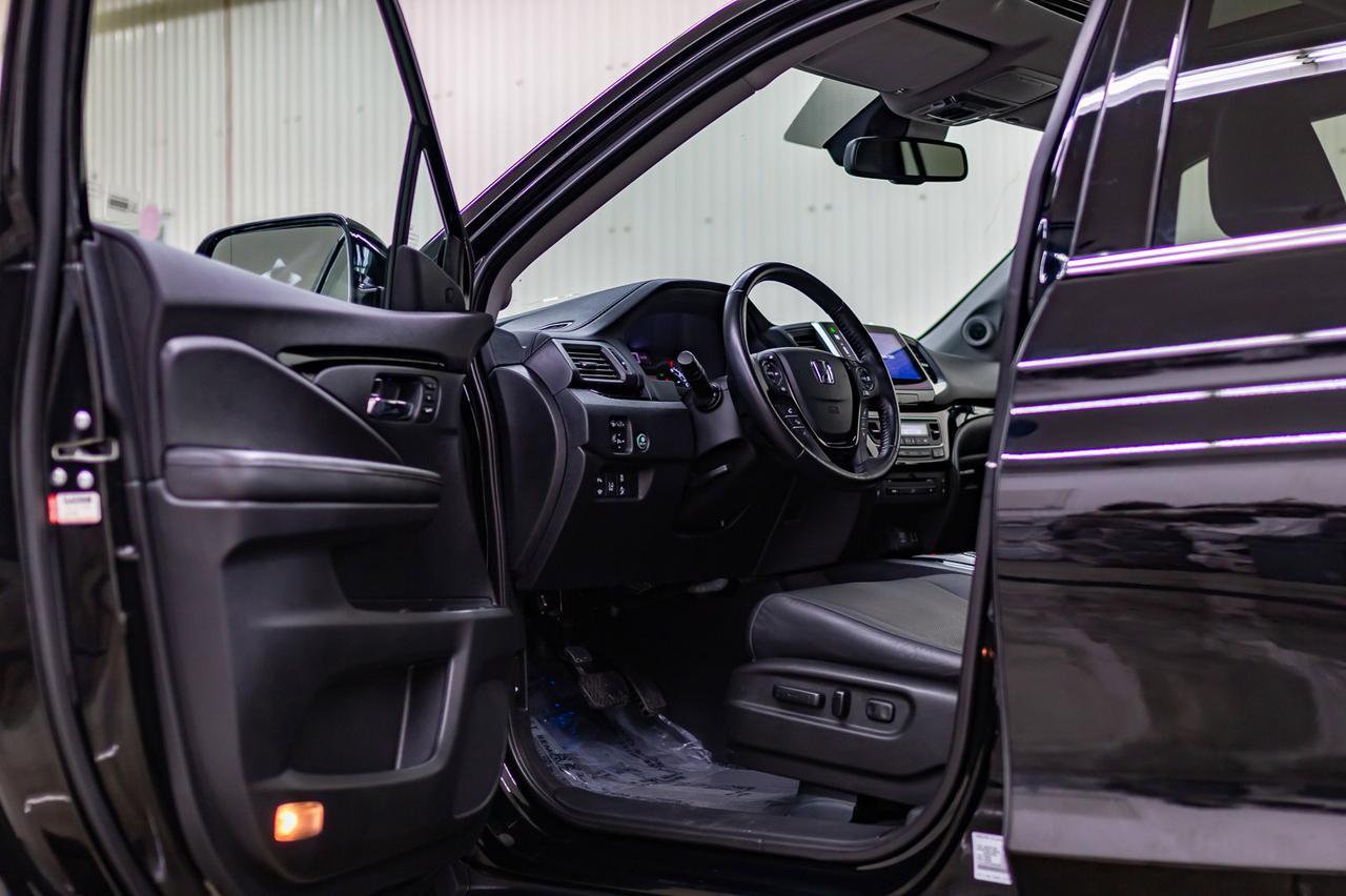 2016 Honda Pilot AWD Touring Leather Roof Nav TV BCam Red Deer AB
