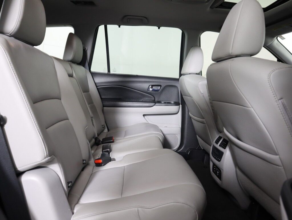 2016 Honda Pilot AWD Touring w/Rear Entertainment/Nav Maumee OH
