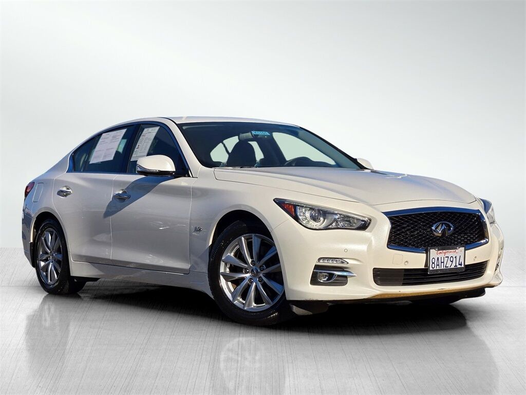 2016 INFINITI Q50 Premium's photo
