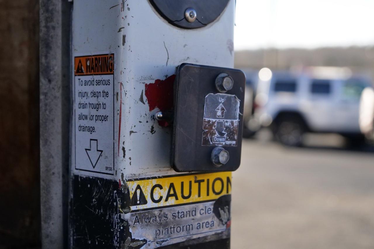 2016 Isuzu NPR / DRW / Diesel / Morgan Box Truck / 16FT / Power Liftgate! Lincolnton NC