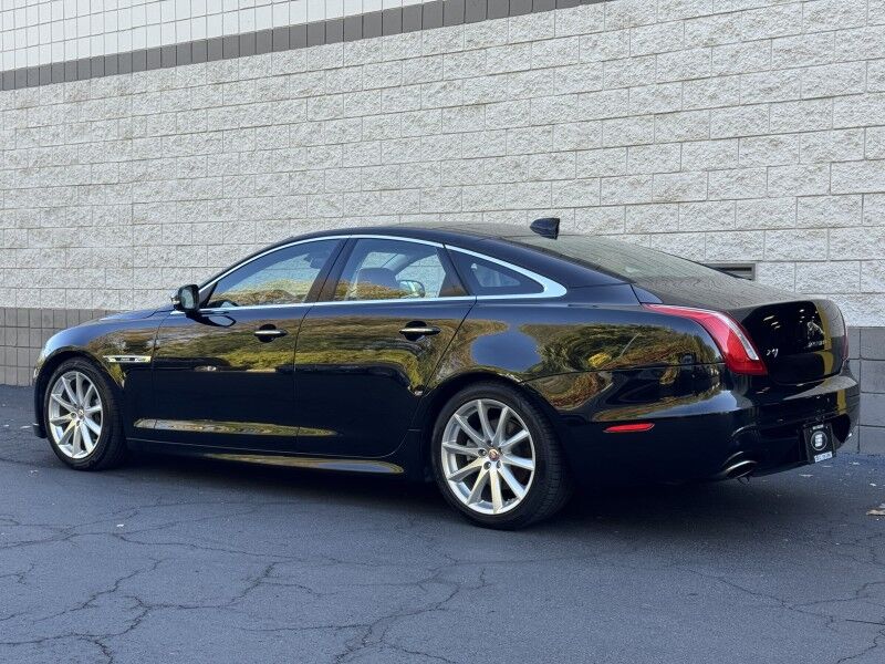 2016 Jaguar XJ R-Sport photo 2