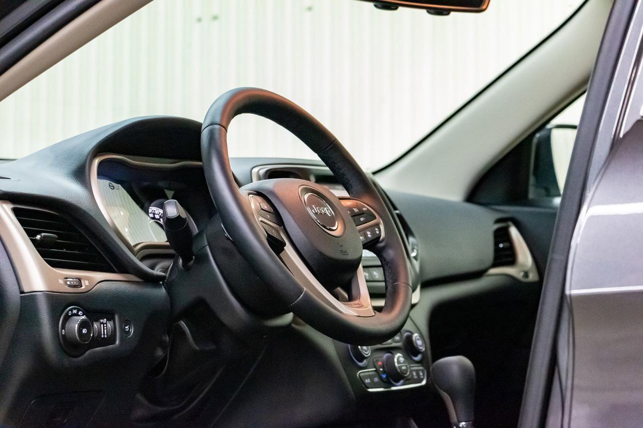 2016 Jeep Cherokee 4x4 Limited Leather Roof Nav BCam Red Deer AB