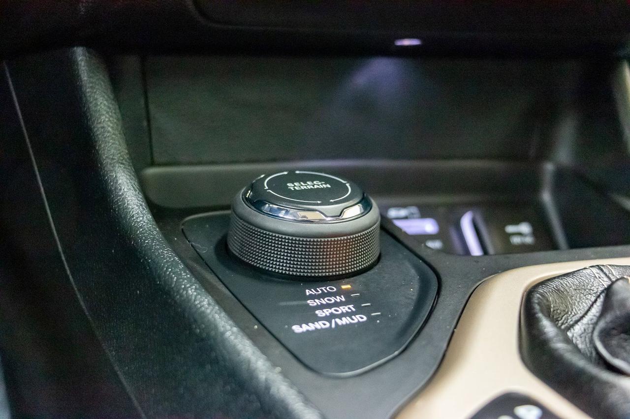 2016 Jeep Cherokee 4x4 Limited Leather Roof Nav BCam Red Deer AB