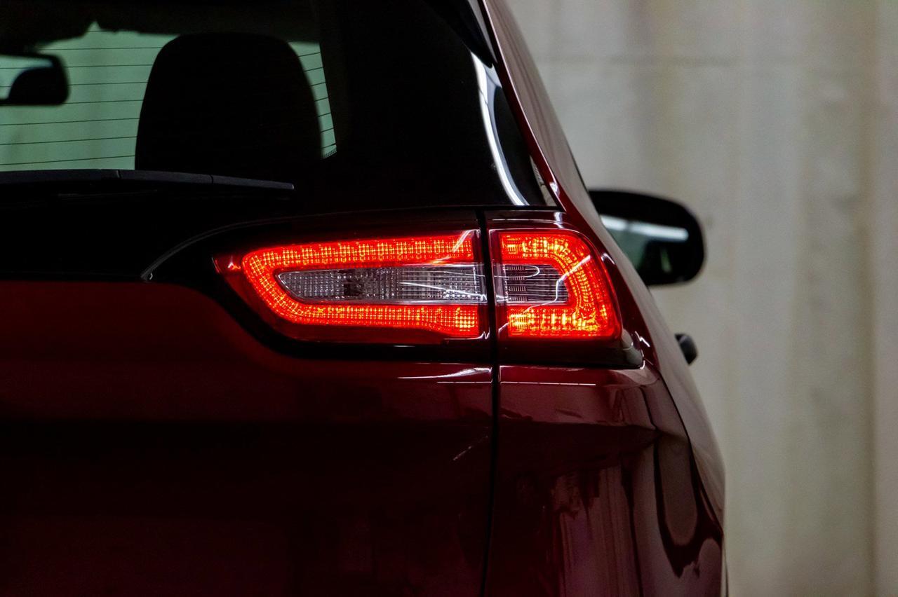 2016 Jeep Cherokee 4x4 Sport BCam Red Deer AB