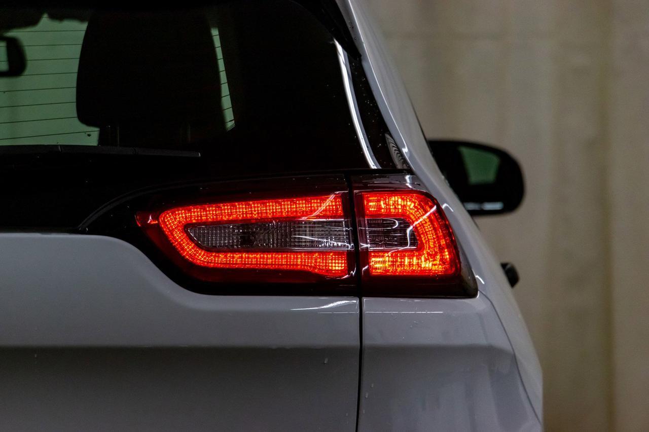 2016 Jeep Cherokee 4x4 Sport Red Deer AB