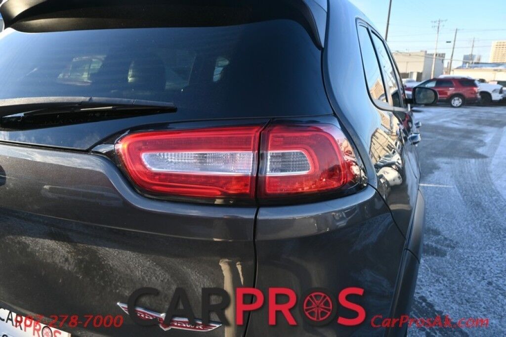 2016 Jeep Cherokee Trailhawk - 4X4 - 3.2L V6 - Heated Leather Seats - Heated Steering Wheel - Remote Start - Bluetooth - Backup Camera - Tow Package - Block heater Anchorage AK