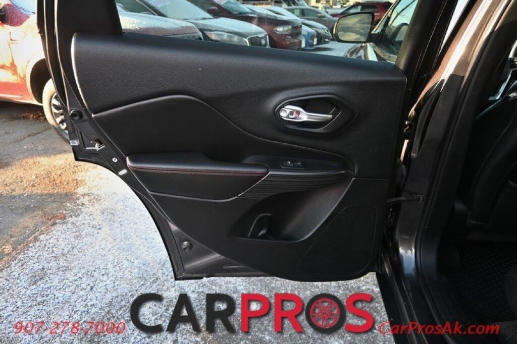 2016 Jeep Cherokee Trailhawk - 4X4 - 3.2L V6 - Heated Leather Seats - Heated Steering Wheel - Remote Start - Bluetooth - Backup Camera - Tow Package - Block heater Anchorage AK