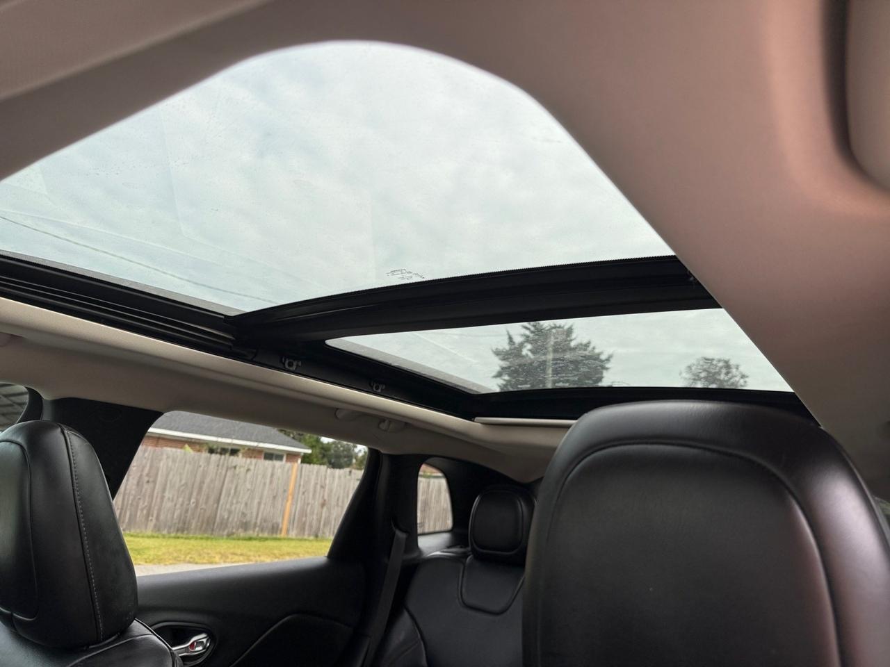 2016 Jeep Cherokee Trailhawk, MOONROOF, HEATED SEATS, UNIVERSAL GARAGE DOOR OPENER, POWER LIFTGATE, BACKUP CAMERA, POWER/HEATED MIRRORS, REMOTE START, BLUETOOTH, LOW MILES! Norfolk VA