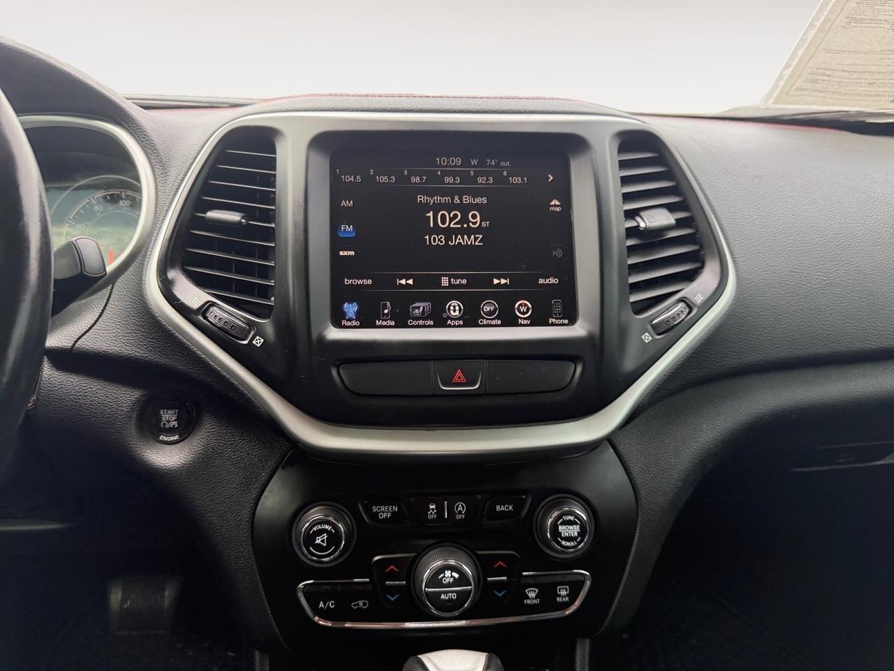 2016 Jeep Cherokee Trailhawk, MOONROOF, HEATED SEATS, UNIVERSAL GARAGE DOOR OPENER, POWER LIFTGATE, BACKUP CAMERA, POWER/HEATED MIRRORS, REMOTE START, BLUETOOTH, LOW MILES! Norfolk VA