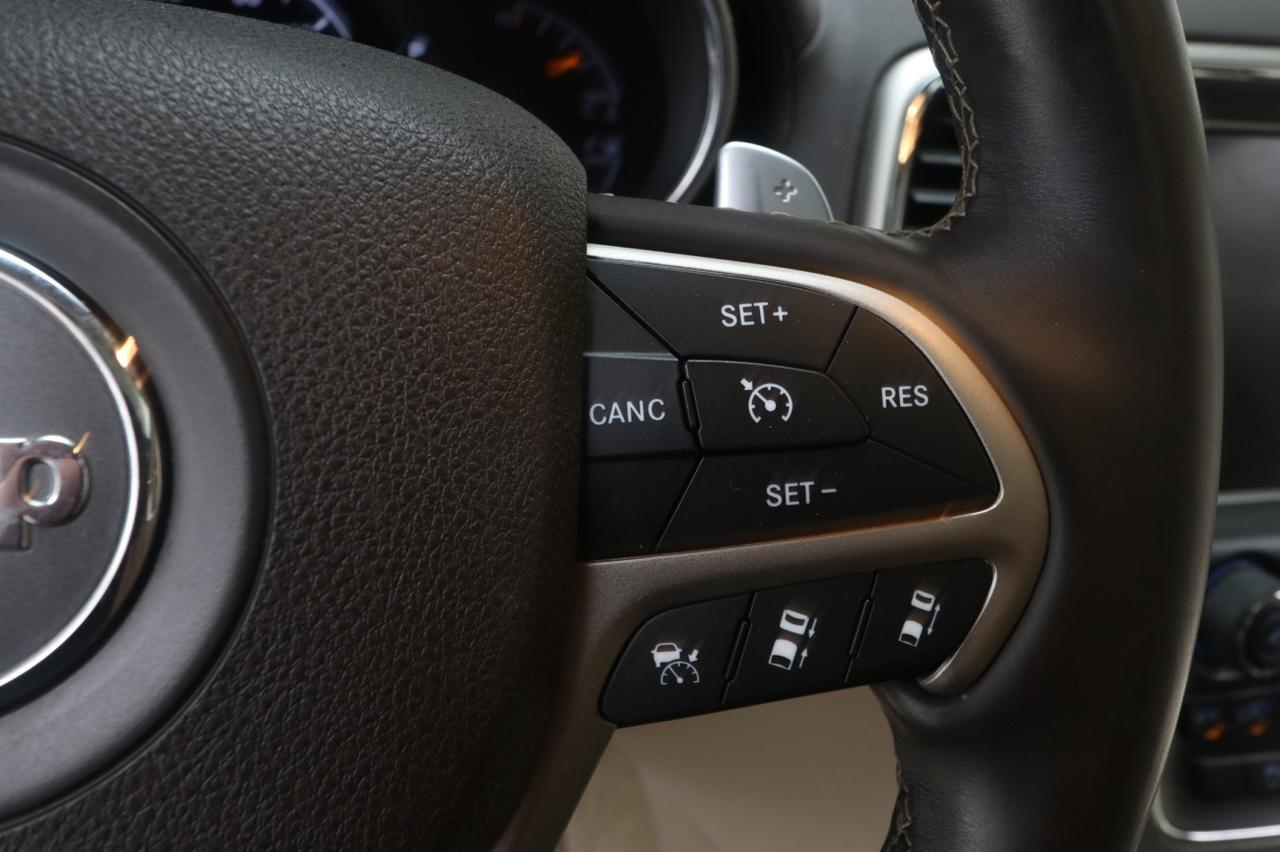 2016 Jeep Cherokee Overland photo 24